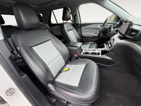 Used 2022 Ford Explorer XLT w/ Equipment Group 202A image 19