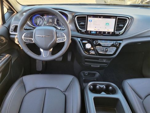New 2026 Chrysler Pacifica Select image 4