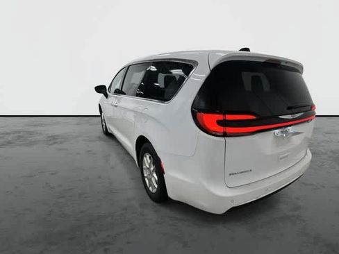Used 2025 Chrysler Pacifica Select FWD image 2