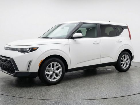 Used 2025 Kia Soul LX w/ LX Technology Package FWD image 3