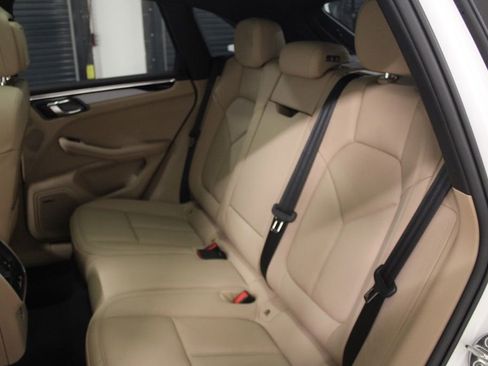Certified 2022 Porsche Macan AWD/4WD image 25