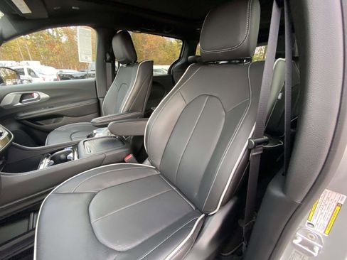 New 2026 Chrysler Pacifica Limited image 9