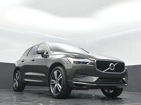 Used 2018 Volvo XC60 T5 Momentum w/ Vision Package AWD/4WD image 10