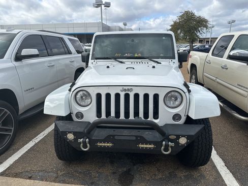 Used 2016 Jeep Wrangler Unlimited Rubicon w/ Connectivity Group image 2
