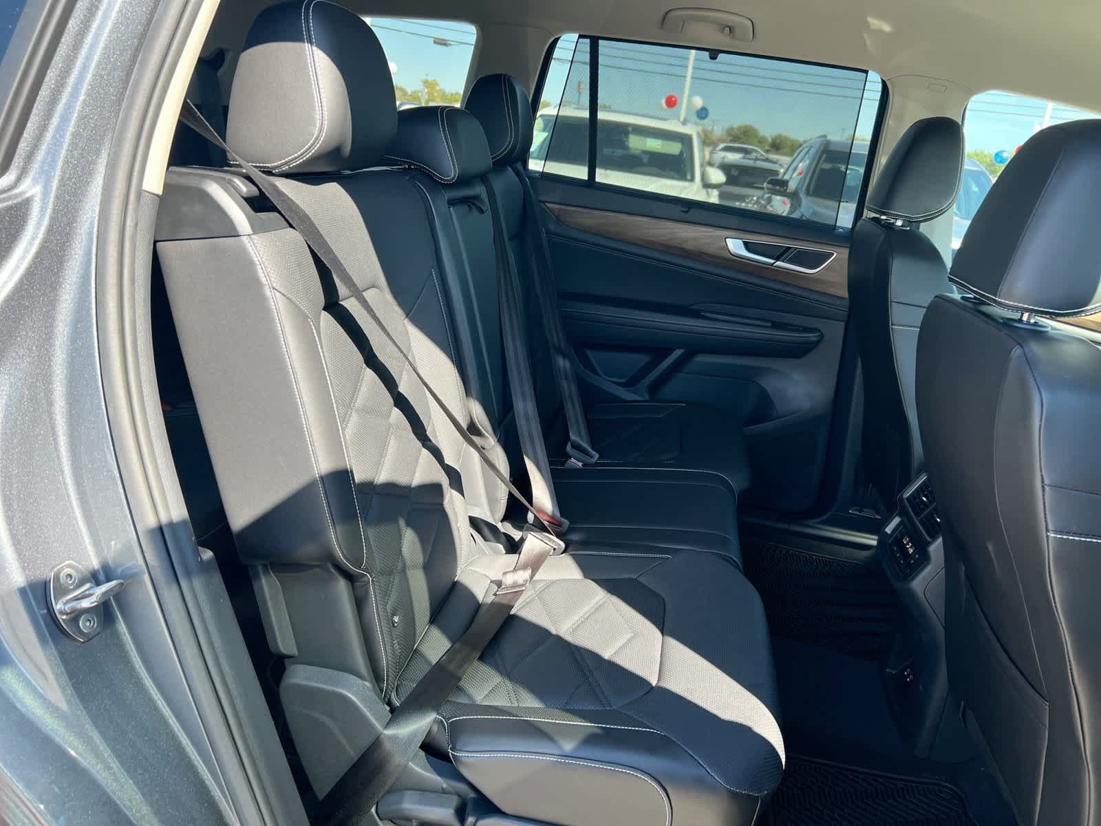 Used 2024 Volkswagen Atlas SE w/ Black Wheel Package FWD image 27