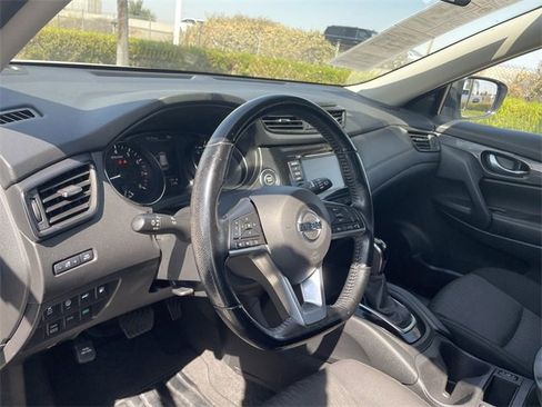 Used 2020 Nissan Rogue SV image 10