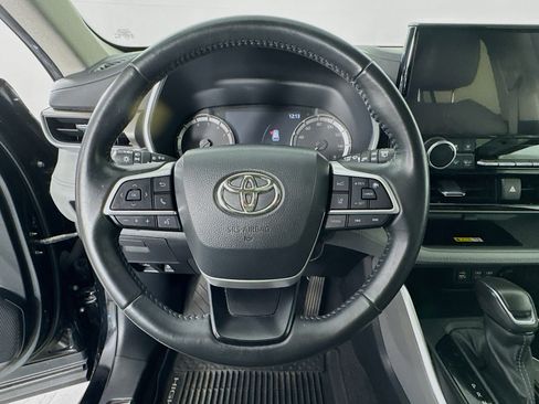 Used 2023 Toyota Highlander XLE AWD/4WD image 11