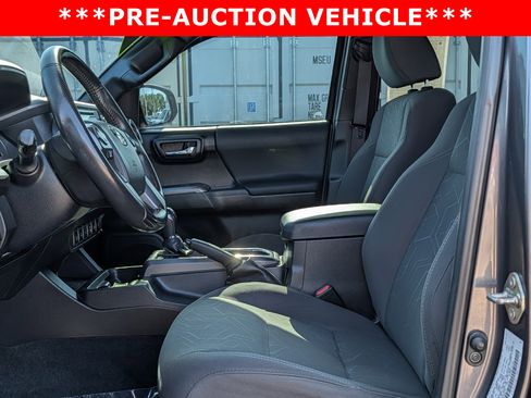Used 2016 Toyota Tacoma TRD Off-Road w/ Premium & Technology Package AWD/4WD image 21
