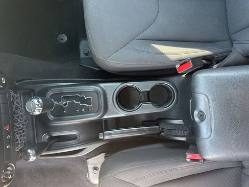 Used 2018 Jeep Wrangler Unlimited Sport S AWD/4WD image 37