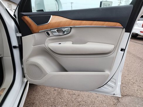 Used 2021 Volvo XC90 T6 Momentum w/ Climate Package image 9