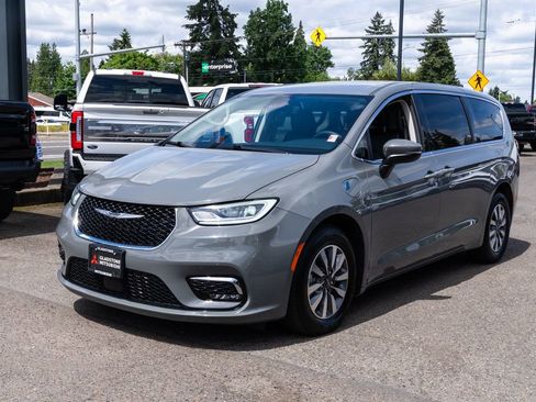 Used 2023 Chrysler Pacifica Touring-L FWD image 3
