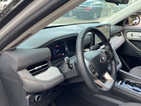 Used 2025 Ford Explorer Active AWD/4WD image 30