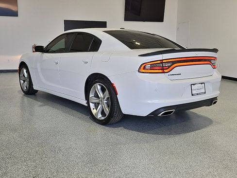 Used 2020 Dodge Charger SXT w/ Blacktop Package RWD image 2