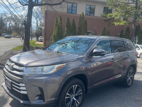 Used 2019 Toyota Highlander LE FWD image 1