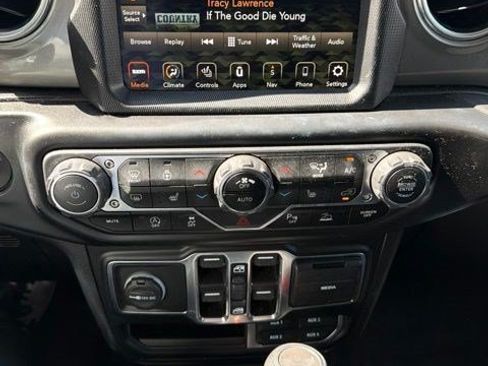 Used 2022 Jeep Wrangler Unlimited Sahara w/ Cold Weather Group AWD/4WD image 19