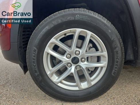 Used 2025 Jeep Grand Cherokee Laredo X w/ Luxury Tech Group I AWD/4WD image 2