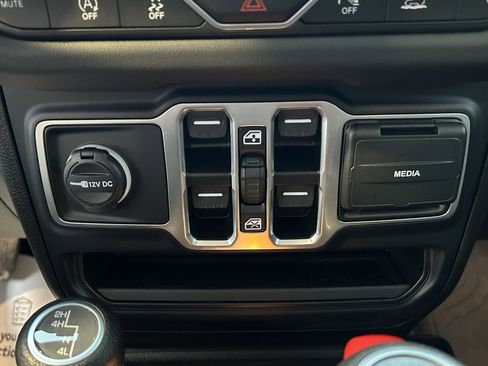 Used 2025 Jeep Wrangler Sahara w/ Safety Group image 30