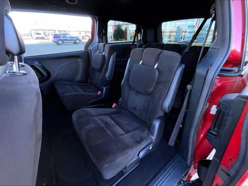 Used 2016 Dodge Grand Caravan SE image 17