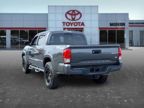 Used 2017 Toyota Tacoma TRD Sport w/ Premium & Technology Package image 4