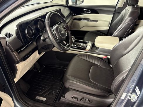 Used 2023 Kia Carnival EX FWD image 28