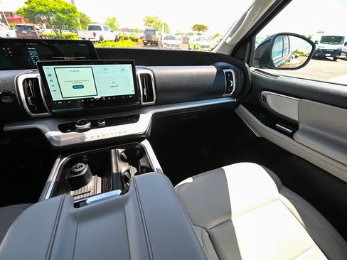 Certified 2025 Ford Expedition Active AWD/4WD image 34