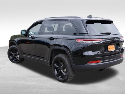 Used 2025 Jeep Grand Cherokee Limited w/ Black Appearance Package AWD/4WD image 7