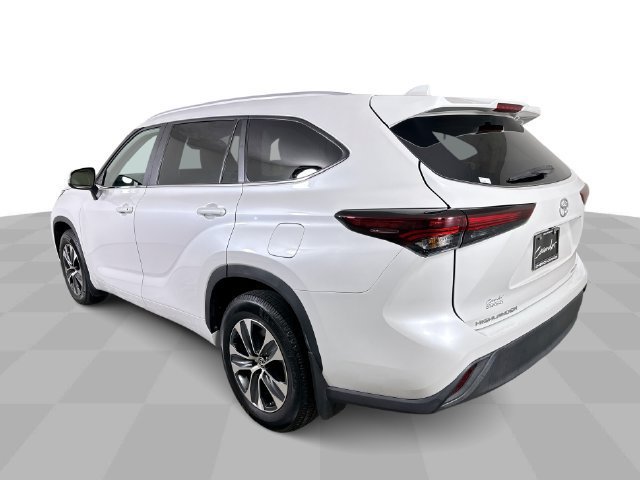Used 2024 Toyota Highlander XLE AWD/4WD image 6