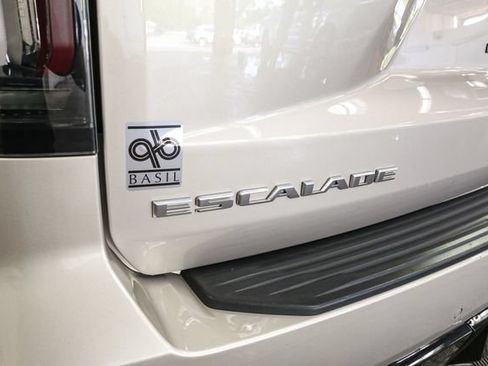 Used 2024 Cadillac Escalade Premium Luxury AWD/4WD image 9