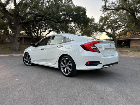 Used 2019 Honda Civic Touring image 5