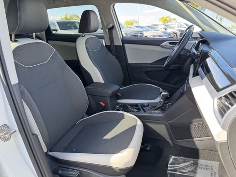 Used 2025 Volkswagen Taos SE AWD/4WD image 36