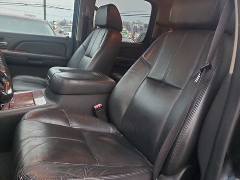 Used 2008 Chevrolet Suburban LTZ w/ LTZ Preferred Equipment Group image 3