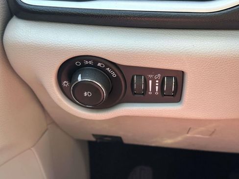 Used 2017 Chrysler Pacifica Touring-L image 24