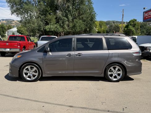 Used 2011 Toyota Sienna SE w/ Preferred Pkg FWD image 3