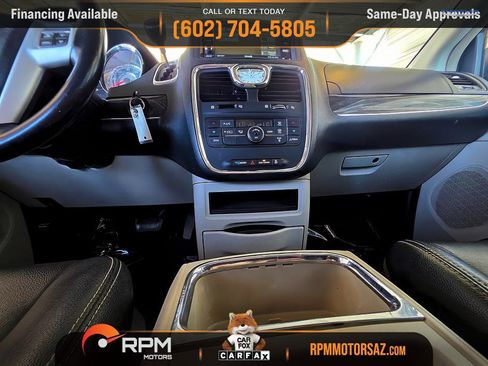 Used 2015 Chrysler Town & Country Touring image 19