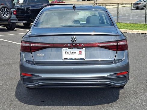 Used 2025 Volkswagen Jetta SE FWD image 3