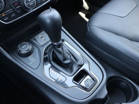 Used 2019 Jeep Cherokee Limited AWD/4WD image 9