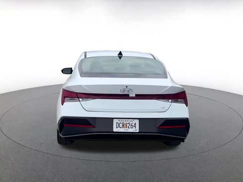 Used 2025 Hyundai Elantra Limited image 12