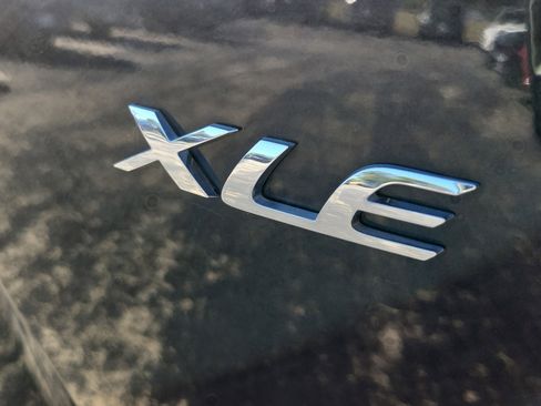 Used 2022 Toyota Corolla Cross XLE image 7