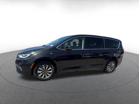 Used 2023 Chrysler Pacifica Touring-L FWD image 6