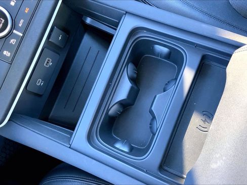 Used 2023 Land Rover Defender 130 SE image 34