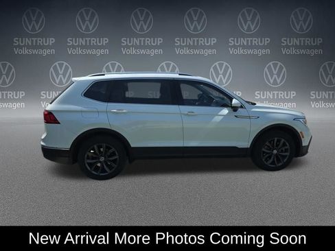 Used 2023 Volkswagen Tiguan SE w/ Panoramic Sunroof Package image 3