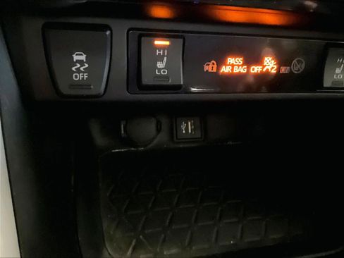 Used 2023 Toyota RAV4 XLE Premium image 27