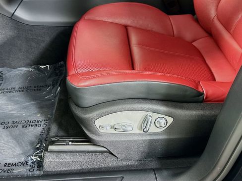 Certified 2025 Porsche Macan image 21