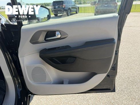 Used 2023 Chrysler Pacifica Touring-L FWD image 38