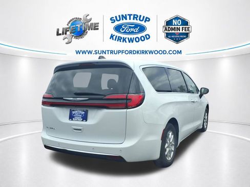 Used 2023 Chrysler Pacifica Touring-L FWD image 3