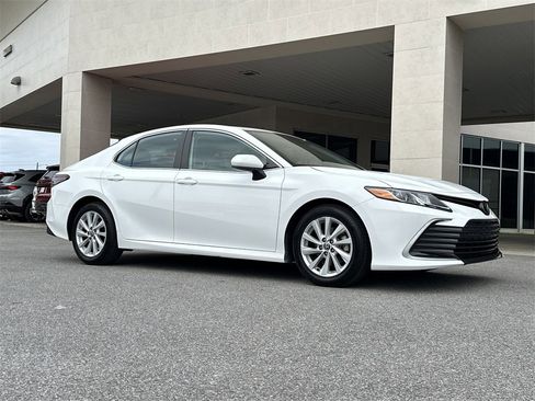 Used 2022 Toyota Camry LE image 9