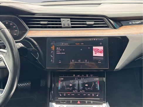 Used 2019 Audi e-tron Prestige w/ Prestige Package AWD/4WD image 11