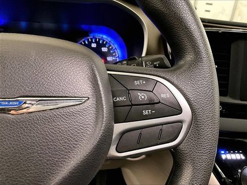 Used 2017 Chrysler Pacifica LX FWD image 18