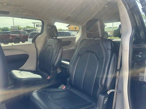 Used 2024 Chrysler Pacifica Touring-L FWD image 20