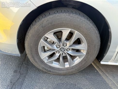 Used 2024 Toyota Sienna XLE image 7